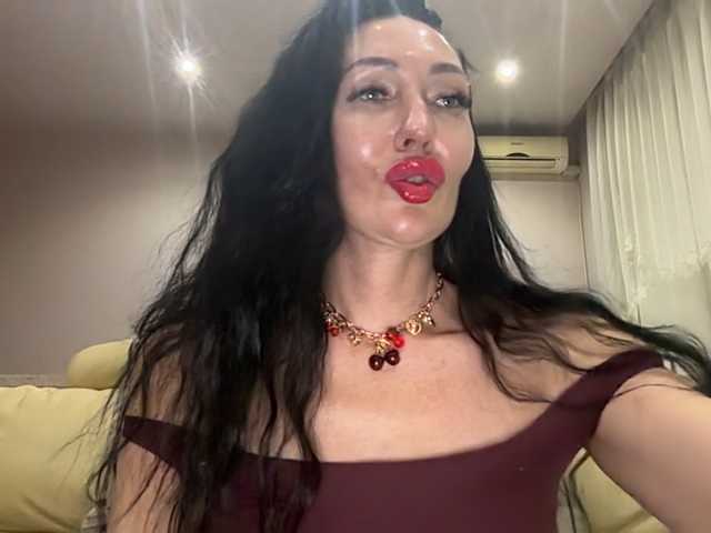 KorolevaQween000 live cam on BongaCams