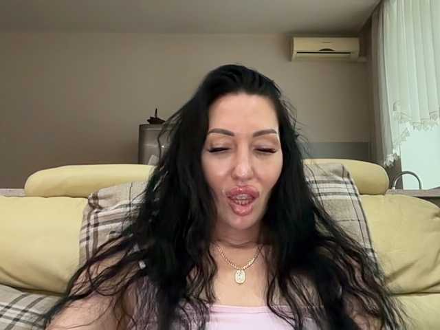 KorolevaQween000 live cam on BongaCams