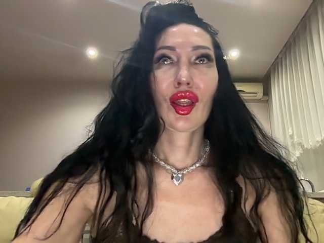 KorolevaQween000 live cam on BongaCams