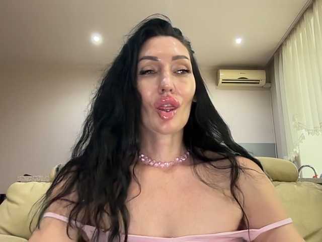 KorolevaQween000 live cam on BongaCams