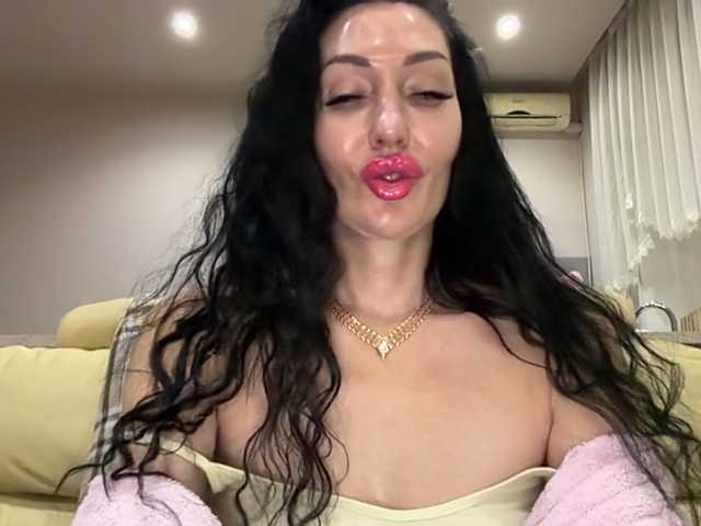 KorolevaQween000 live cam on BongaCams