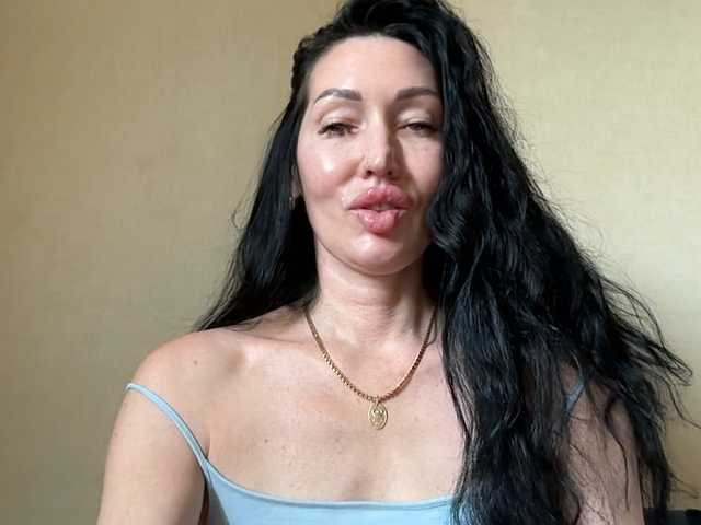 KorolevaQween000 live cam on BongaCams