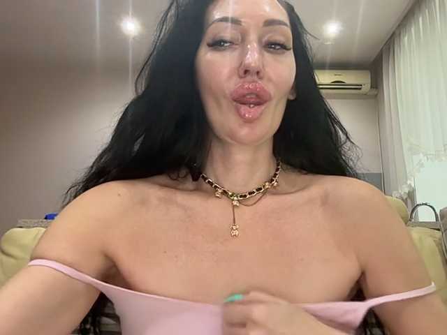 KorolevaQween000 live cam on BongaCams