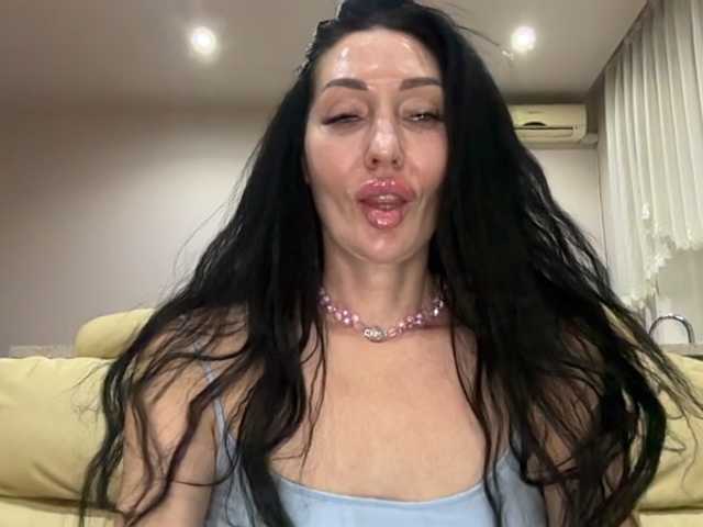 KorolevaQween000 live cam on BongaCams