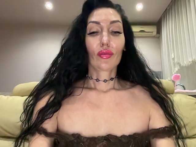 KorolevaQween000 live cam on BongaCams