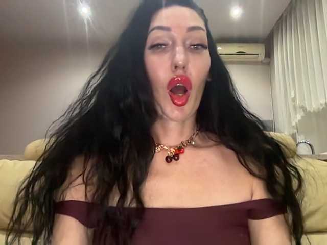 KorolevaQween000, en vivo ahora en BongaCams