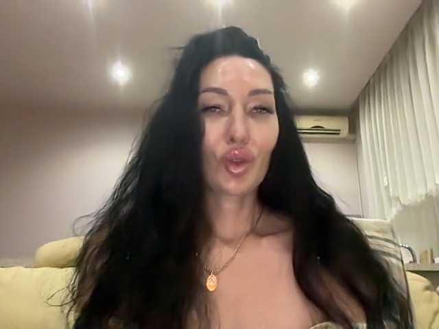 KorolevaQween000 live cam on BongaCams
