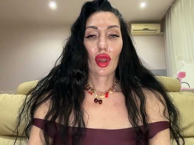 KorolevaQween000 live cam on BongaCams