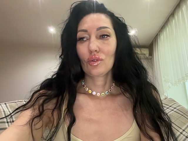 KorolevaQween000 live cam on BongaCams