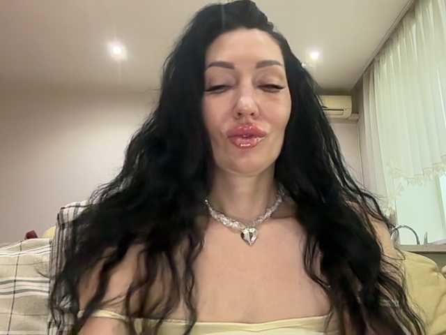 KorolevaQween000 live cam on BongaCams