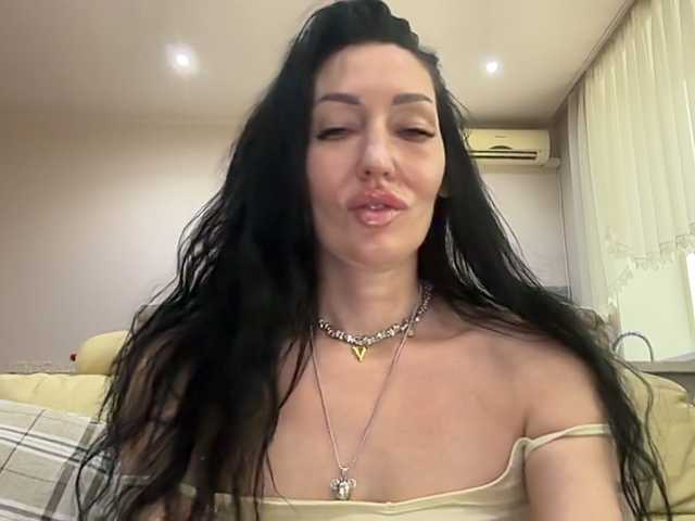 KorolevaQween000 live cam on BongaCams