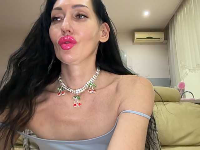 KorolevaQween000 live cam on BongaCams