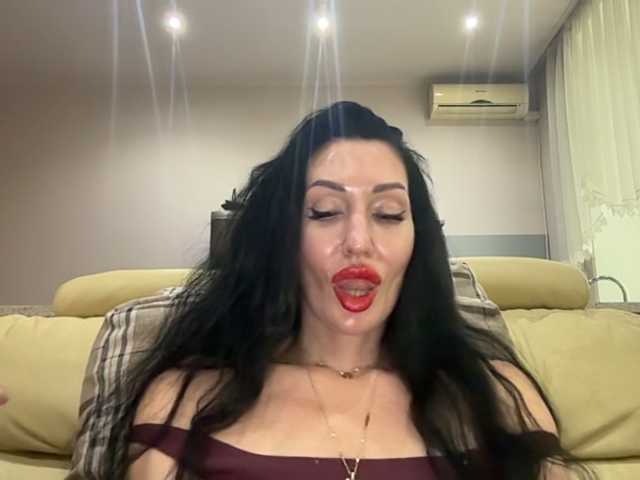 KorolevaQween000 live cam on BongaCams