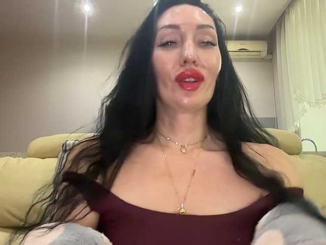 KorolevaQween000 live cam on BongaCams