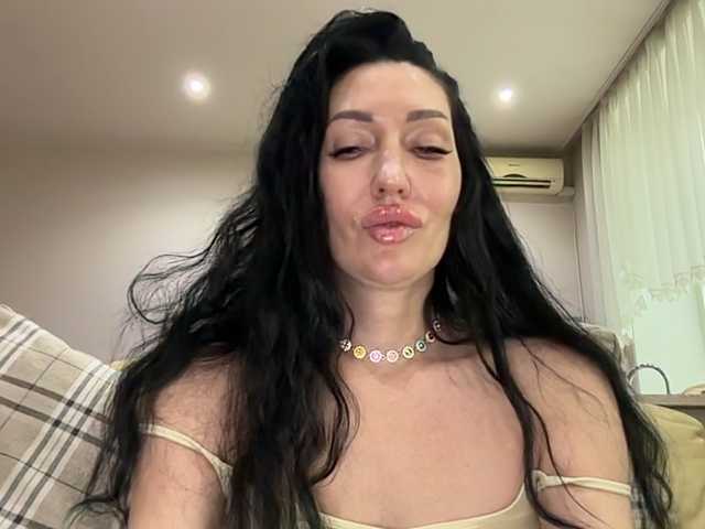 KorolevaQween000 live cam on BongaCams