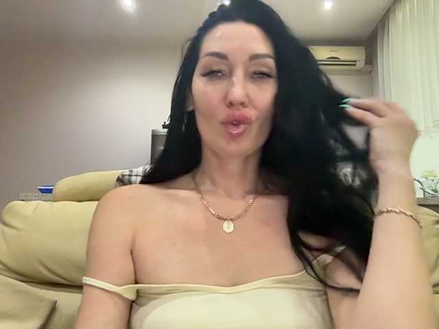 KorolevaQween000 live cam on BongaCams