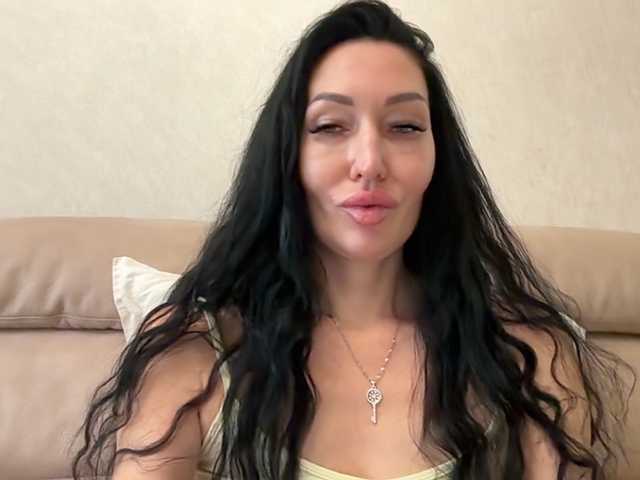 KorolevaQween000 live cam on BongaCams