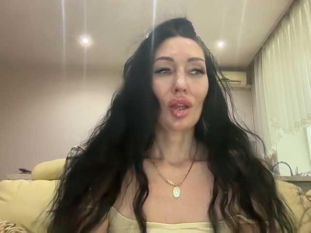 KorolevaQween000 live cam on BongaCams
