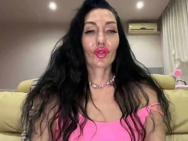 KorolevaQween000 live cam on BongaCams