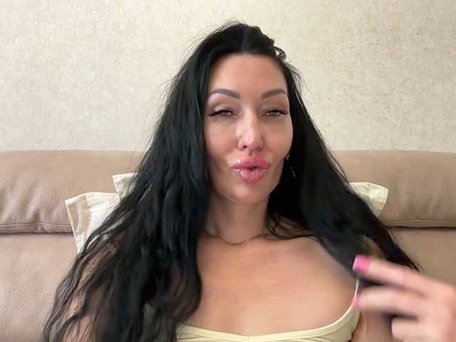 KorolevaQween000 live cam on BongaCams