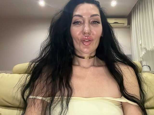 KorolevaQween000 live cam on BongaCams