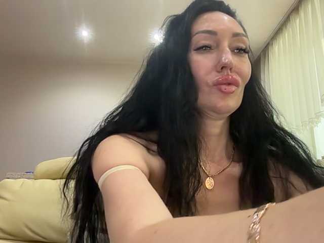 KorolevaQween000 live cam on BongaCams