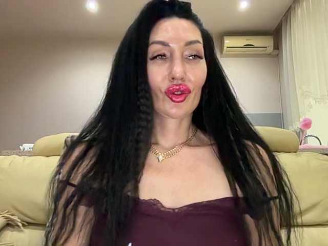 KorolevaQween000 live cam on BongaCams