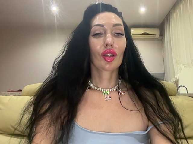 KorolevaQween000 live cam preview