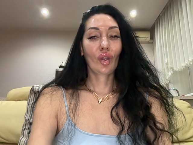 KorolevaQween000 live cam on BongaCams
