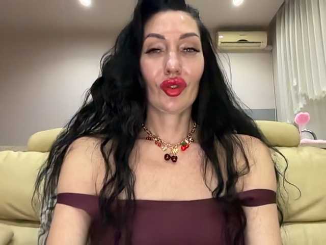 KorolevaQween000 live cam on BongaCams
