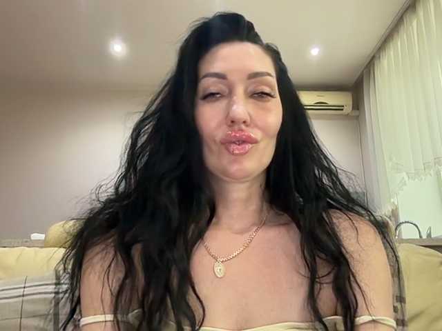 KorolevaQween000 live cam on BongaCams
