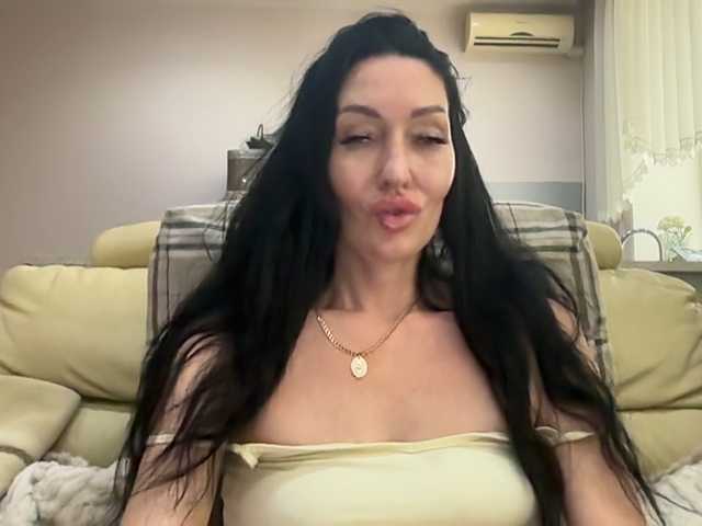 KorolevaQween000 live cam on BongaCams