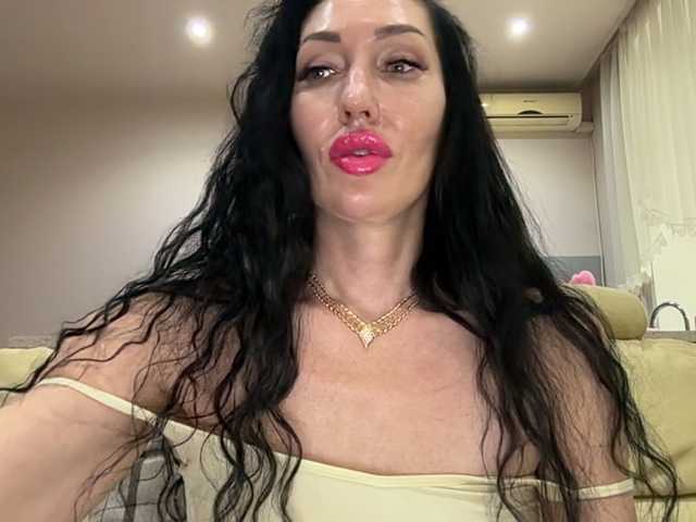 KorolevaQween000 live cam on BongaCams