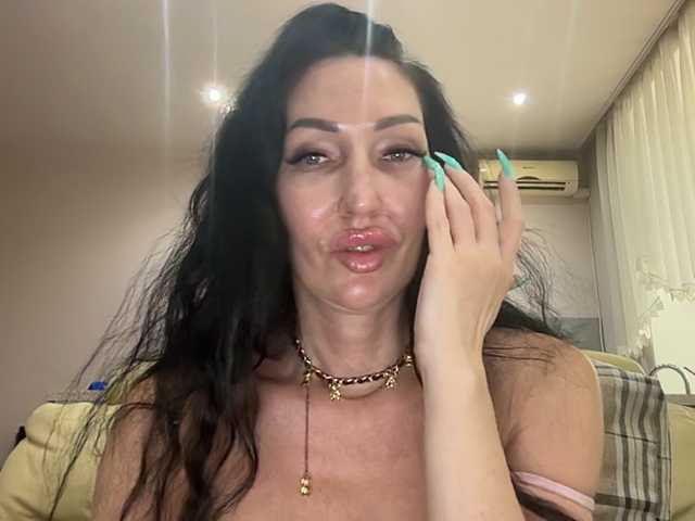 KorolevaQween000 live cam on BongaCams