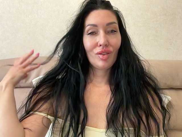 KorolevaQween000 live cam on BongaCams