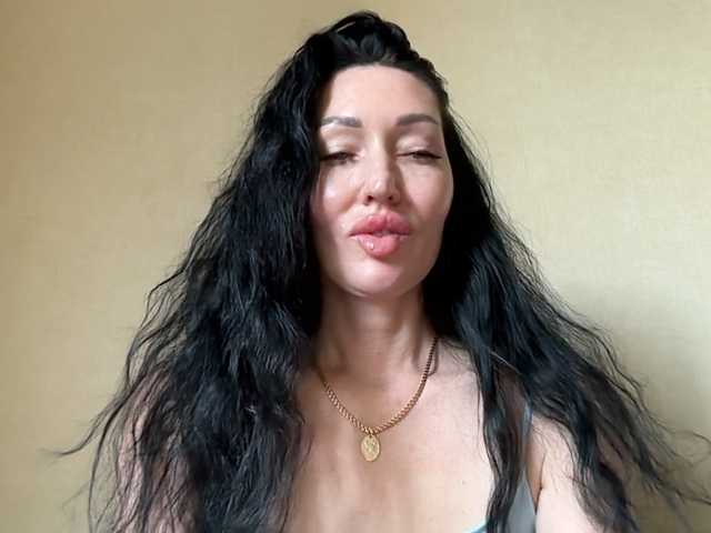 KorolevaQween000 live cam on BongaCams