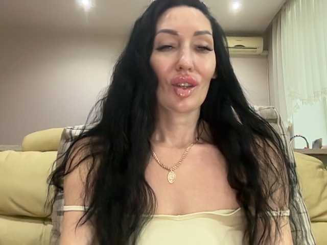 KorolevaQween000 live cam on BongaCams