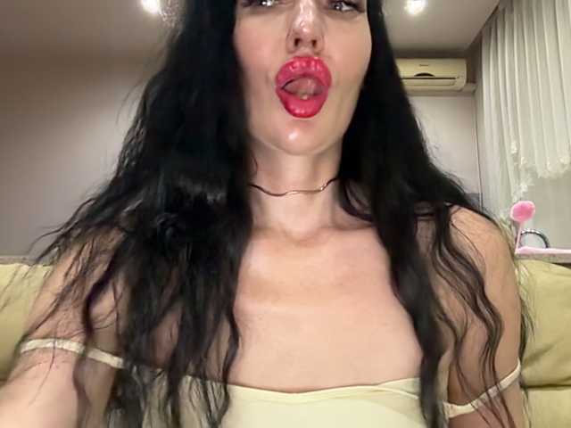 KorolevaQween000 live cam on BongaCams