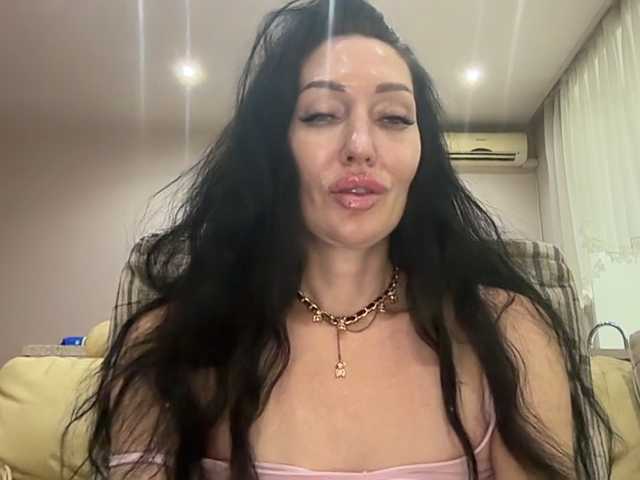 KorolevaQween000 live cam on BongaCams