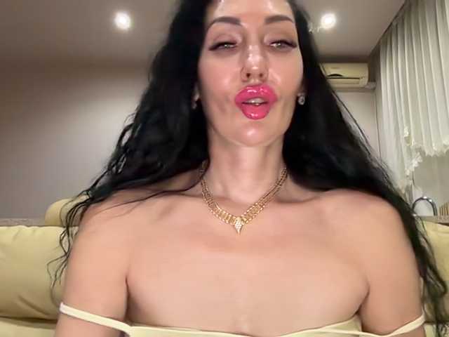 KorolevaQween000 live cam on BongaCams