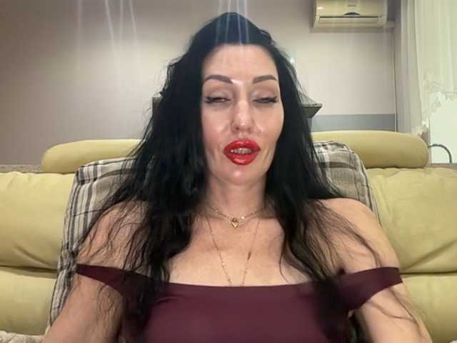 KorolevaQween000 live cam on BongaCams