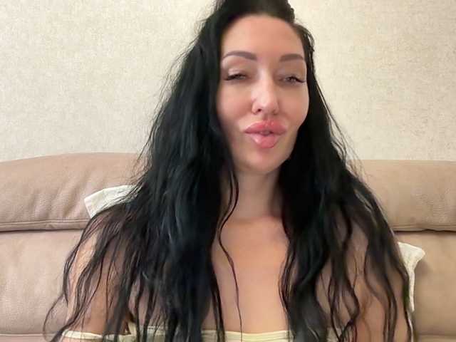 KorolevaQween000 live cam on BongaCams
