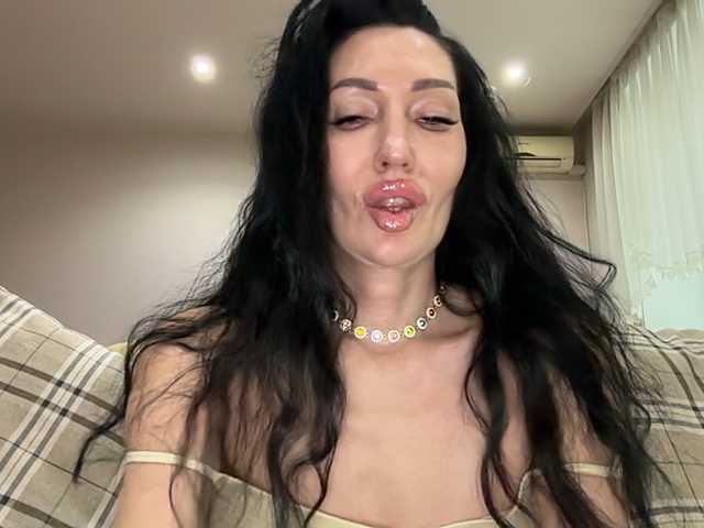KorolevaQween000 live cam on BongaCams