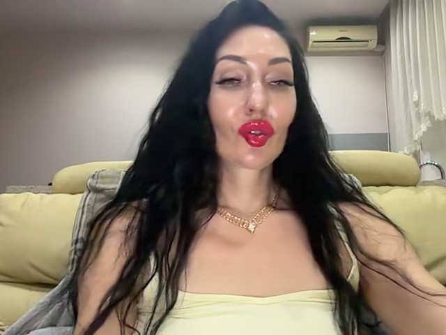KorolevaQween000 live cam on BongaCams