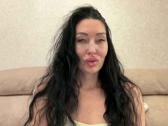 KorolevaQween000 live cam on BongaCams