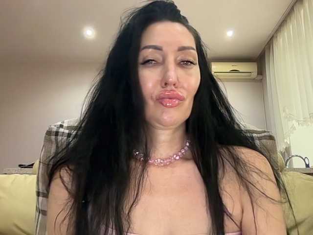 KorolevaQween000 live cam on BongaCams