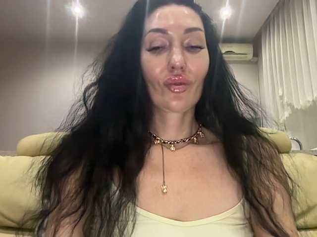 KorolevaQween000 live cam on BongaCams