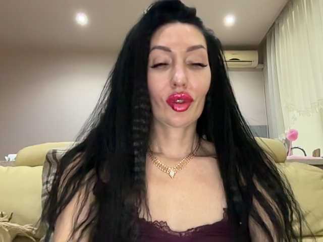 KorolevaQween000 live cam on BongaCams