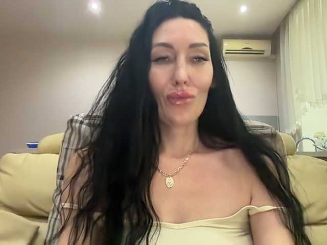 KorolevaQween000 live cam on BongaCams