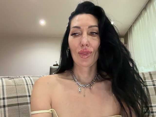 KorolevaQween000 live cam on BongaCams